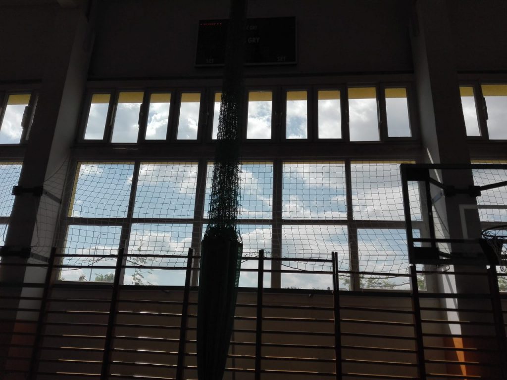 Naprawa okien w szkole w G艂ogowie